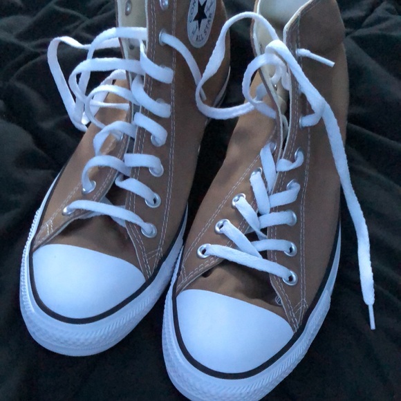 Size 10 unworn with the tag I just don’t like em and didn’t buy em locally - Picture 3 of 4